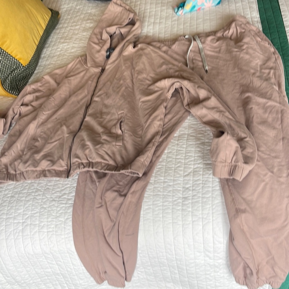 Vuori Jogger (XL) and Full-Zip Hoodie (L) Set